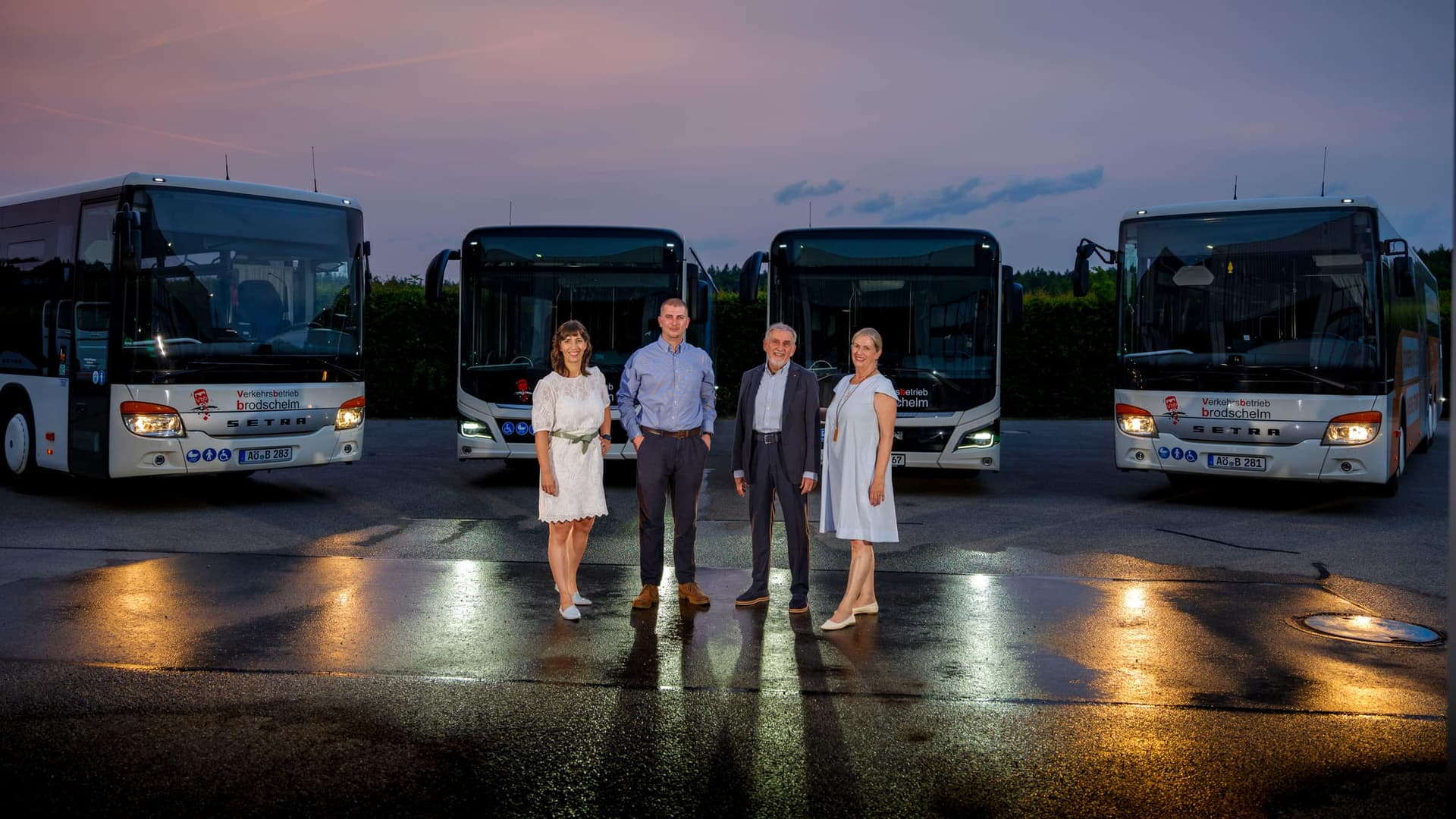 Teamfoto vor Bussen